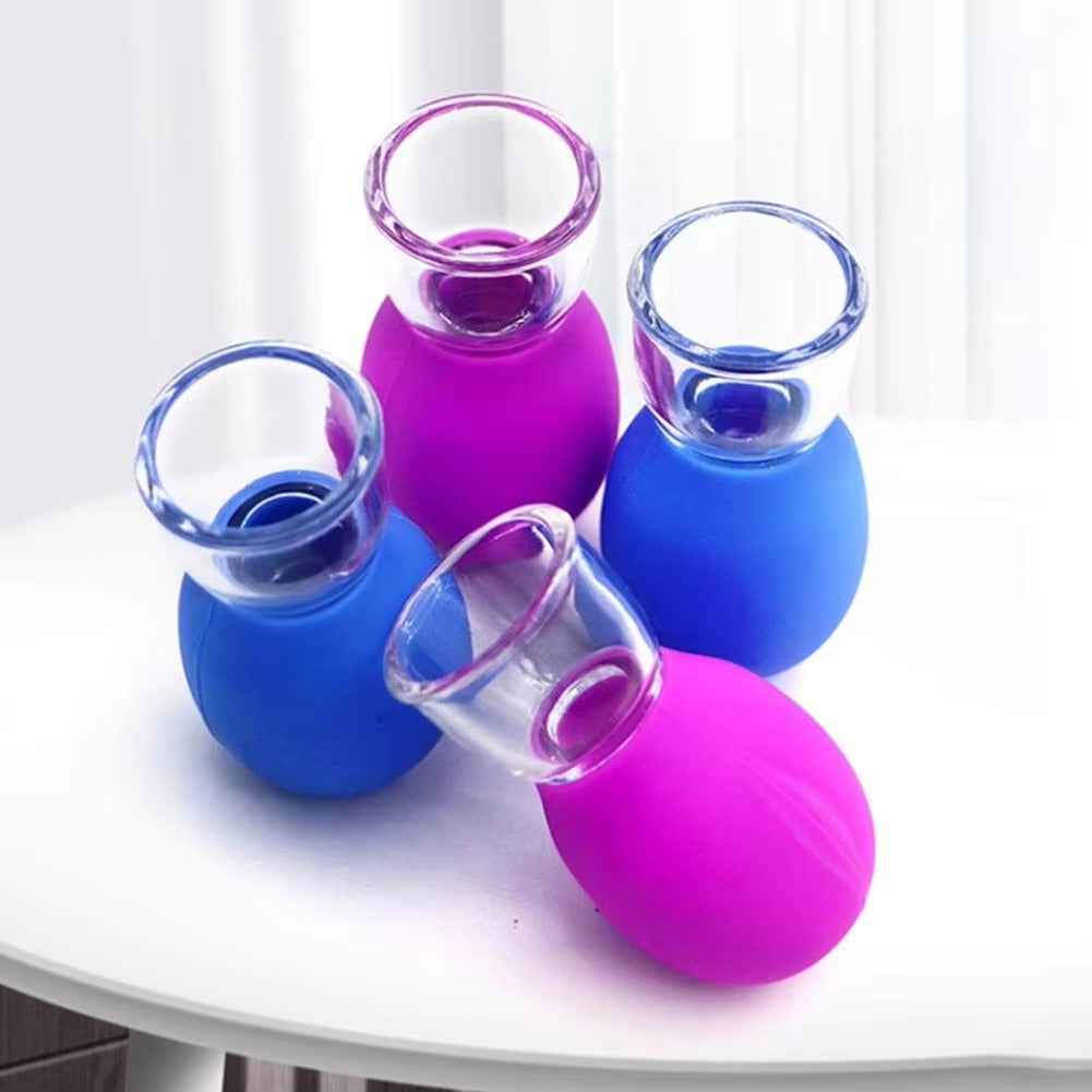Small silicone cup for the delicate eye area